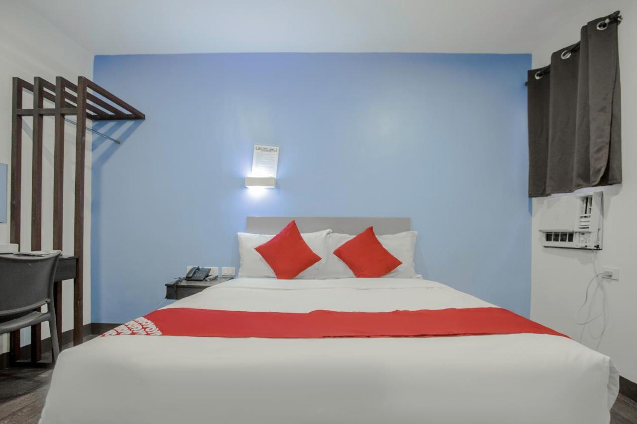 Oyo 637 Fox Hotel Quezon City Extérieur photo
