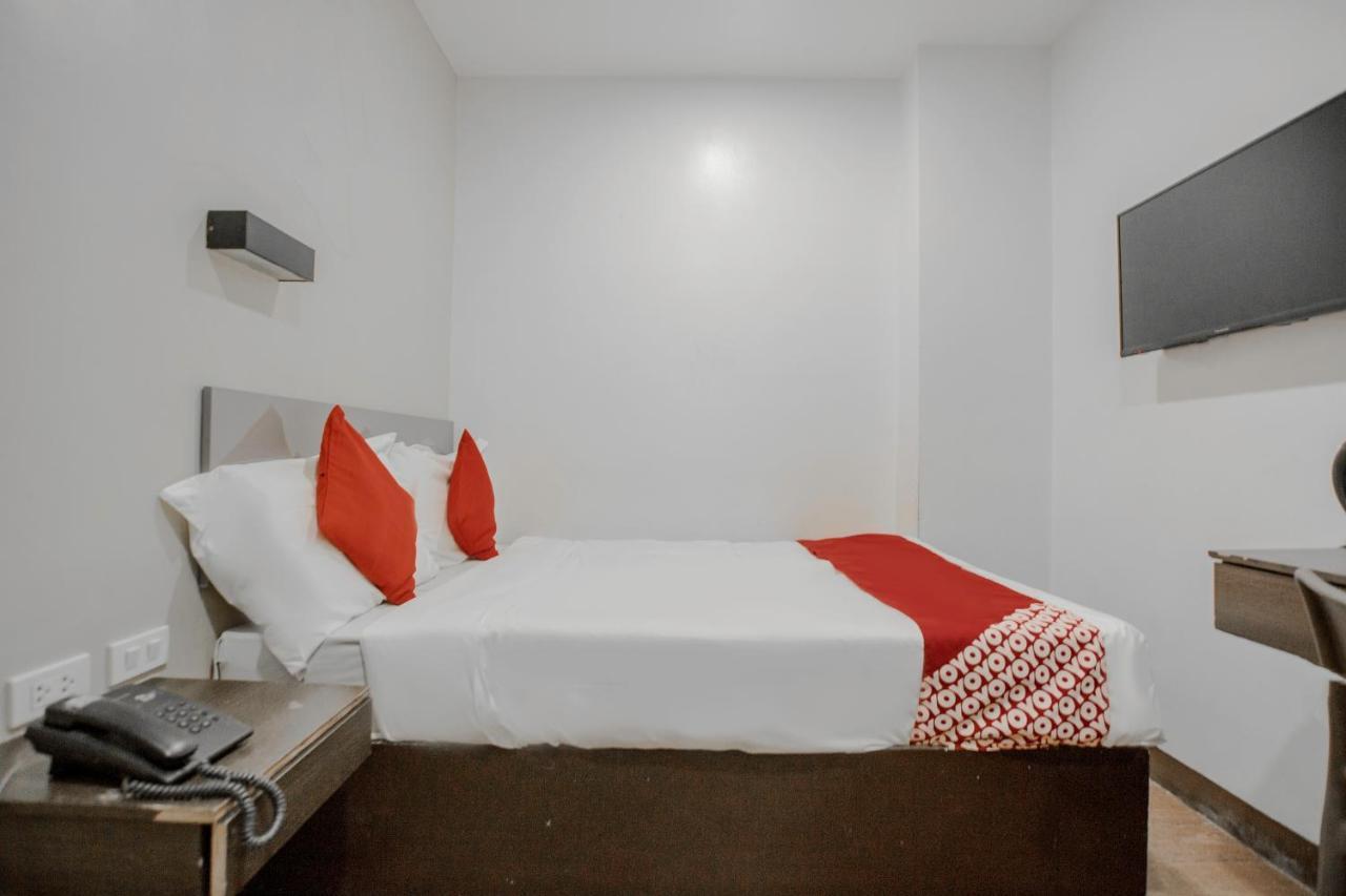 Oyo 637 Fox Hotel Quezon City Extérieur photo