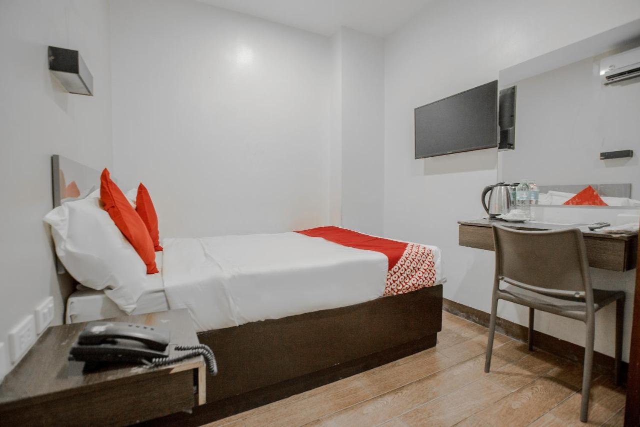 Oyo 637 Fox Hotel Quezon City Extérieur photo