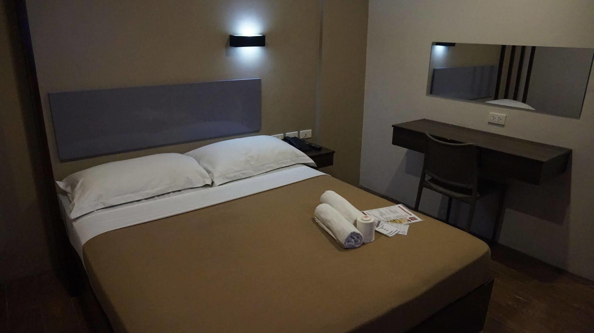 Oyo 637 Fox Hotel Quezon City Extérieur photo
