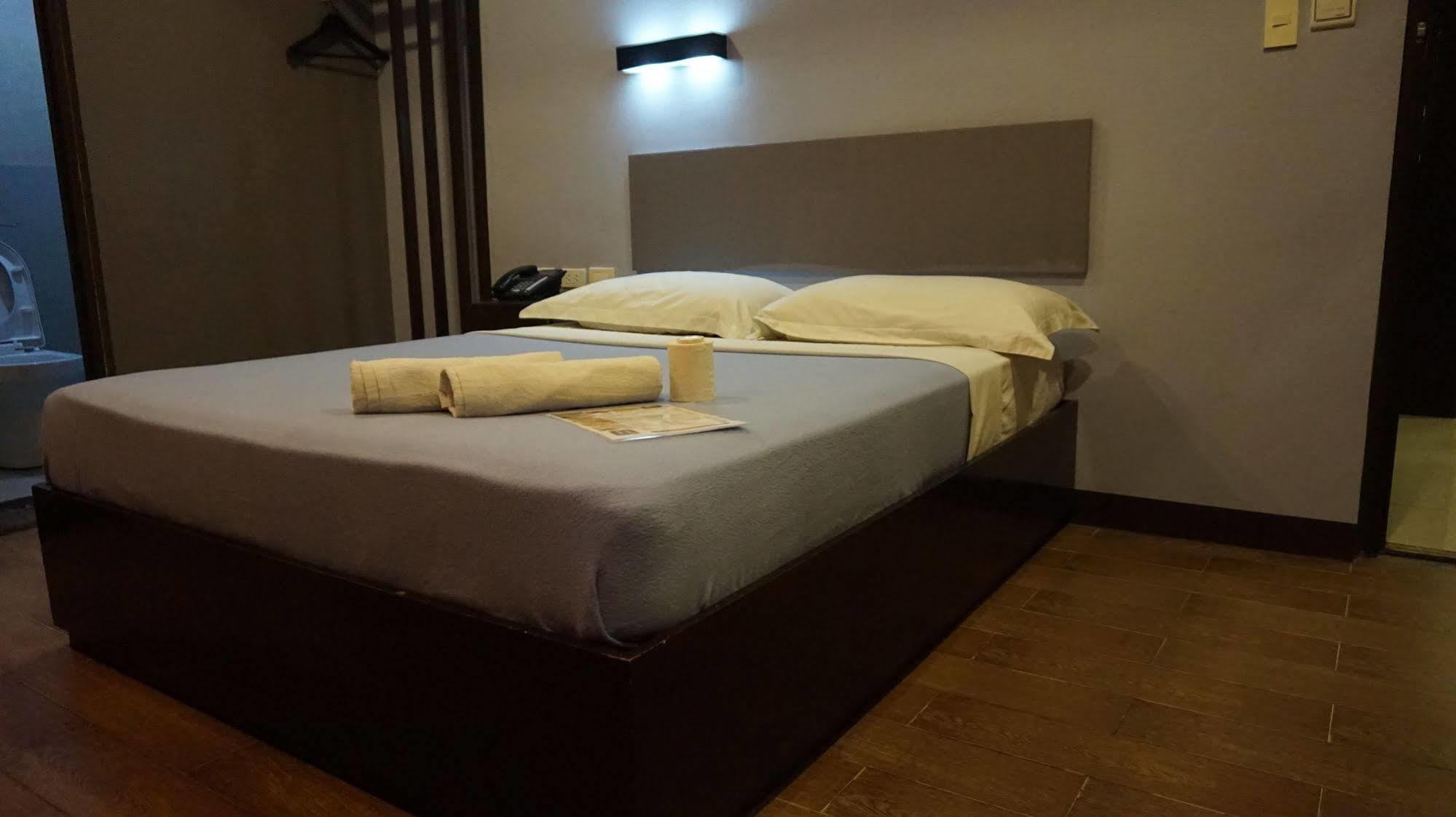 Oyo 637 Fox Hotel Quezon City Extérieur photo