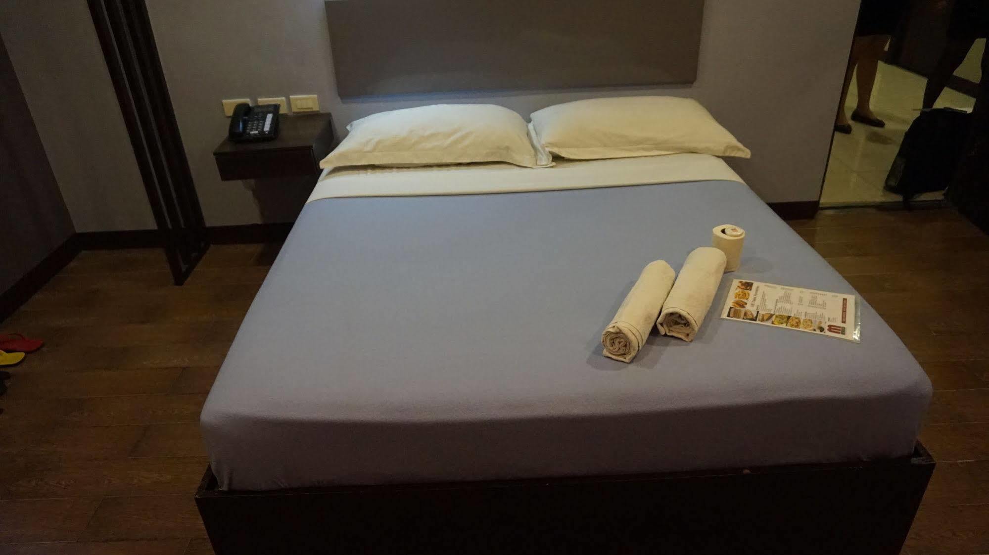 Oyo 637 Fox Hotel Quezon City Extérieur photo