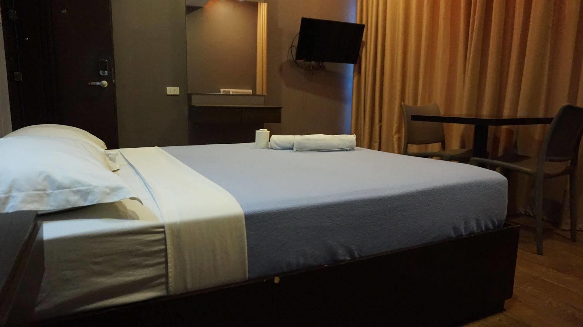 Oyo 637 Fox Hotel Quezon City Extérieur photo
