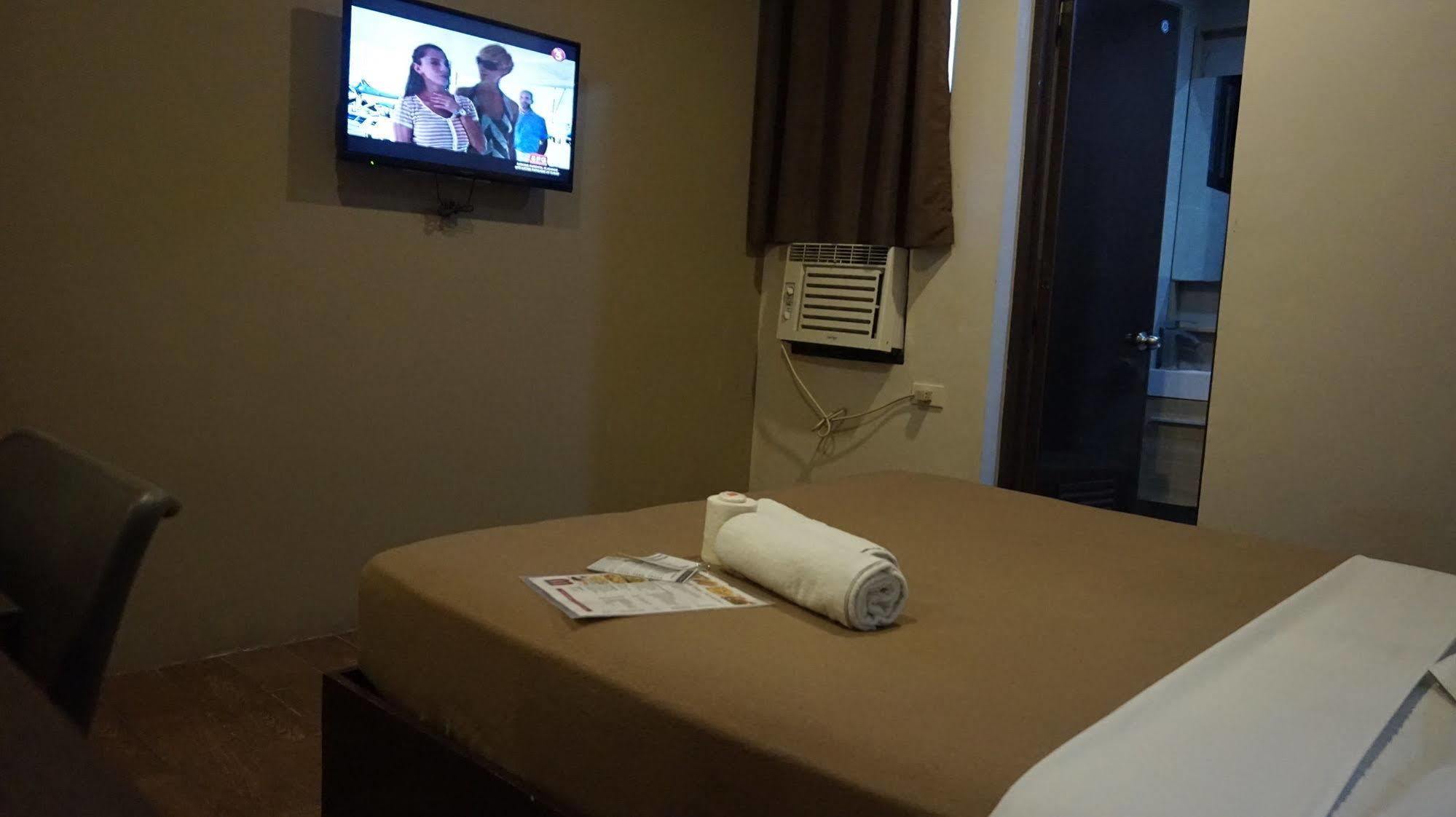 Oyo 637 Fox Hotel Quezon City Extérieur photo