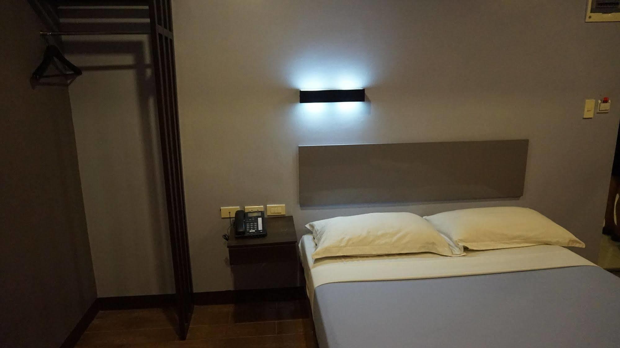 Oyo 637 Fox Hotel Quezon City Extérieur photo