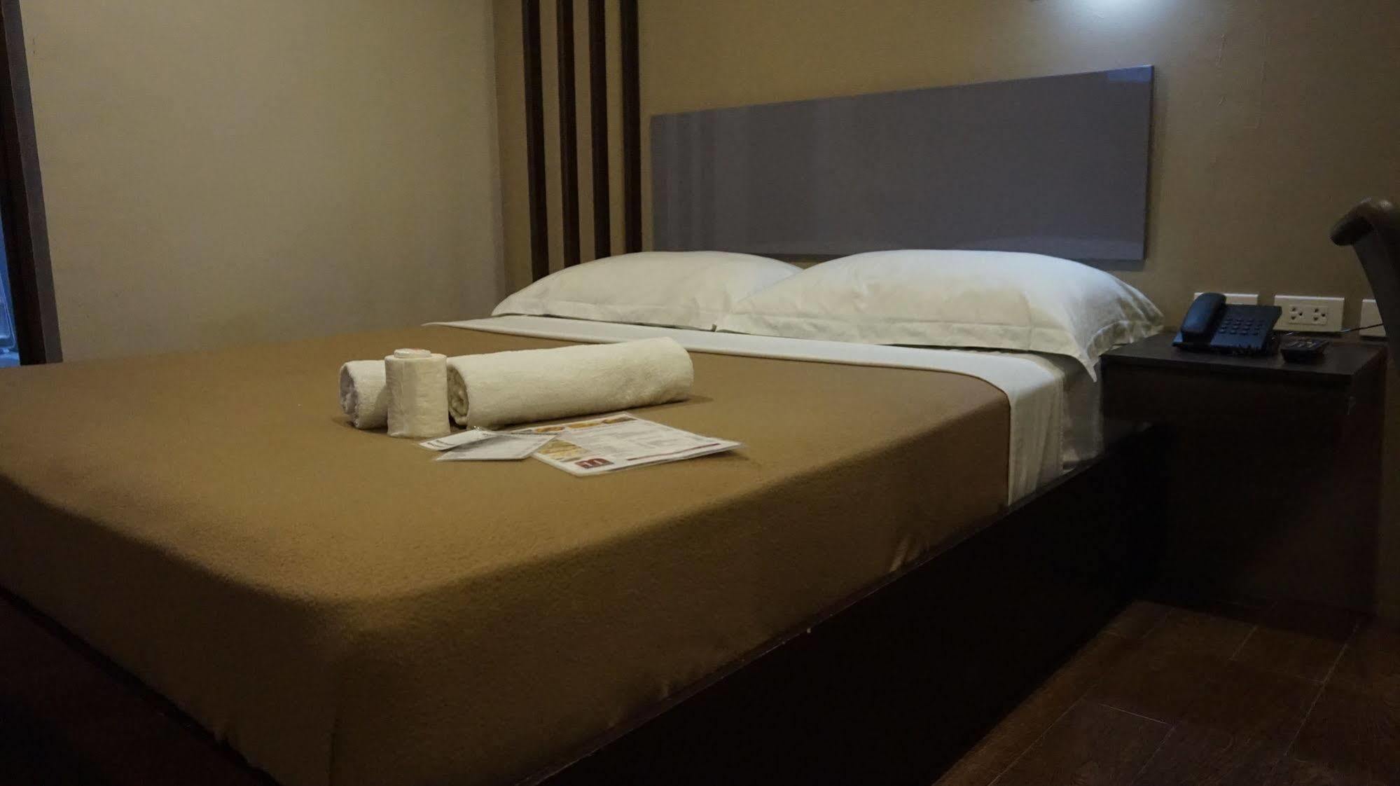 Oyo 637 Fox Hotel Quezon City Extérieur photo